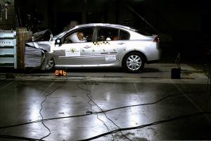 I Euro NCAP-testen rammer bilen barrieren med cirka den halve front og med 64 km/t, hvilket i den virkelige verden svarer til, at bilen er bremset ned fra 100 km/t. Kabinen holder faconen, og måleudstyret i barne- og voksendukkerne viser kun mindre skader. 