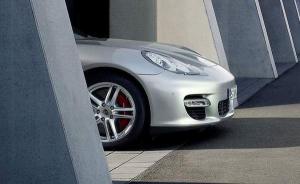 Midt i de storfinansielle begivenheder stikker den nye Porsche Panameta næsen frem.