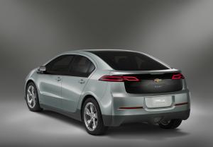 Chevrolet Volt kan køre op til 60 kilometer med energi udelukkende fra lithium-ion batteripakken på 16 kWh. Når batteriet er fladt, starter en forbrændingsmotor, der drives af benzin, E85 eller diesel automatisk, og forsyner elmotoren med strøm til videre kørsel. 
