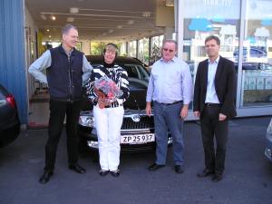 Vinderen Steen F. Hueg og hans kone Hanne fik overrakt den sorte Škoda Octavia Combi torsdag af Flemming Koch og marketingchef Peter Loren­zen fra Škoda. 