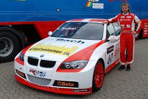 Kristian Poulsen stiller til start i sin hvide BMW 320 Si, en bil han sidst kørte med i Tyskland i august.